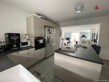 Luxuriöse und moderne 4-Zimmer Wohnung mit Balkon und Landhausküche! - Photo 2