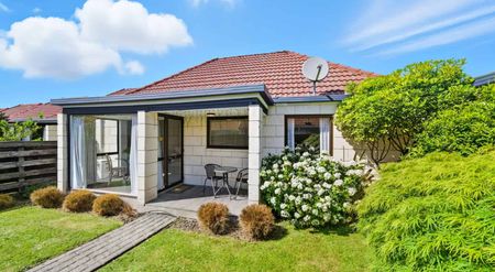 Quiet 2 bedroom unit house - Photo 3