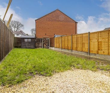 2 bedroom end of terrace house to rent - Photo 2