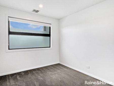 Modern & Stylish 4-Bedroom Townhouse in Googong - Photo 5