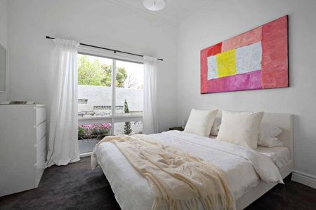 Charming Victorian Residence in Prime Albert Park Location / 4 month lease - Photo 3
