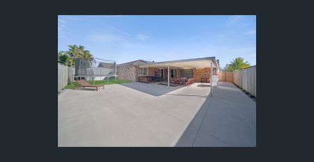 Spacious Family Home with Huge Outdoor Area in Convenient Meadowbrook Location - Photo 3