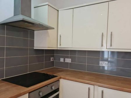 4 bedroom flat - Photo 2