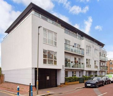 Well-located contemporary art deco style two bed apartment with sec... - Photo 6