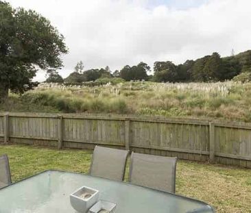 Ready to move in, lovely large home - Photo 2