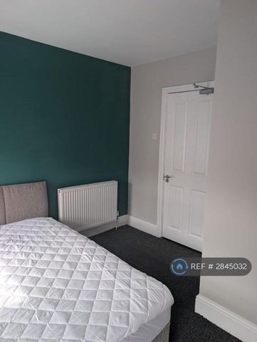 1 bedroom in a house share to rent - Photo 4