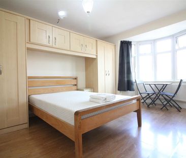 Wood Lane, Isleworth - Photo 1