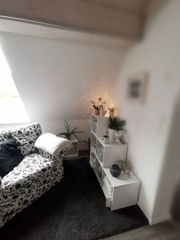 APPARTEMENT 21/2 PIÈCES MANSARDÉ À HEIMBERG (BE), MEUBLÉ, TEMPORAIRE - Photo 2