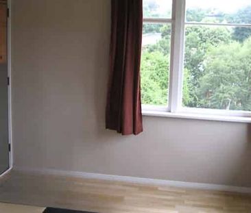 Tidy Three Bedroom - Photo 4