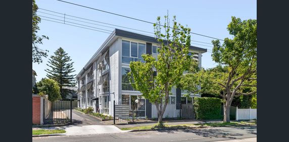 Charming One-Bedroom Apartment - Photo 2