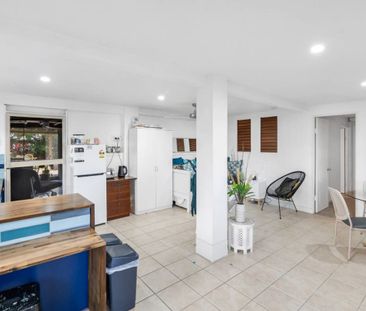 CITY FRINGE SEMI-FURNISHED HOME - Photo 3