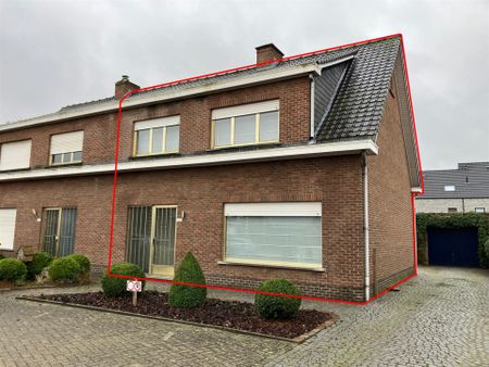 Halfopen bebouwing met drie slaapkamers en dubbele garage - Photo 3