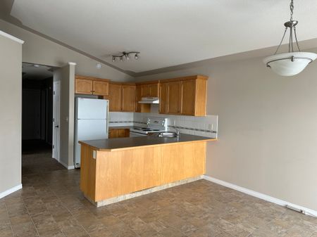 Spacious 2 Bed Apartment + Covered Parking included - Pet Friendly - Photo 5