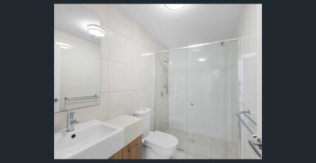 PARKSIDE 2 BEDROOM, 2 BATHROOM UNIT WITH LIFT ACCESS ! - Photo 3