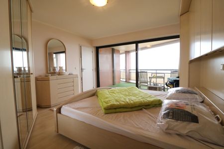 Gemeubileerd 1-slaapkamerappartement met groot terras en frontaal zeezicht op de Zeedijk van Blankenberge. - Photo 4