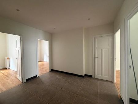 Location Appartement 4 pièces 68m² LYON 6ème - Photo 4