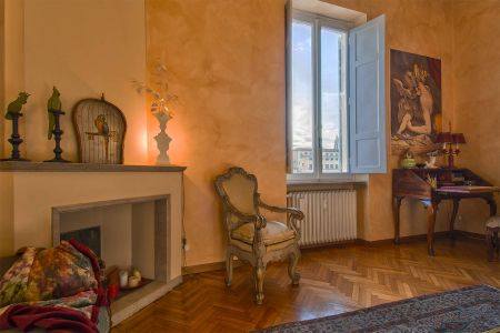 Authentic Florentine Apartment by the Arno River - Photo 4