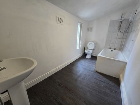Studio Flat, Sheil Road, L6 - Photo 5