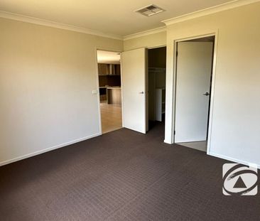 WELL-PRESENTED HOME IN OFFICER - Photo 3