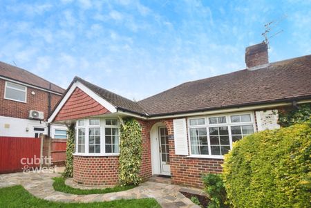 3 bedroom detached bungalow to rent - Photo 2