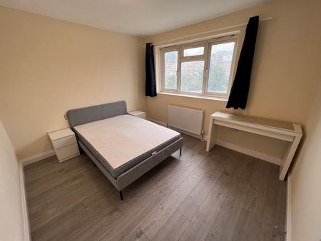 4 Bed Terraced House, Murray Square, E16 - Photo 5