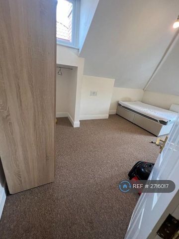 4 bedroom flat to rent - Photo 2