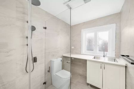 Spacious modern home in the heart of Marrickville - Photo 4