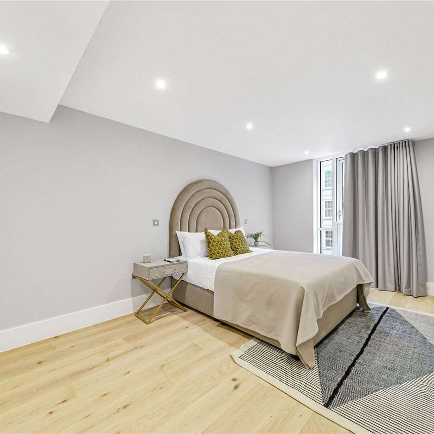 Spacious three bedroom apartment located moments from Baker Street - Photo 1