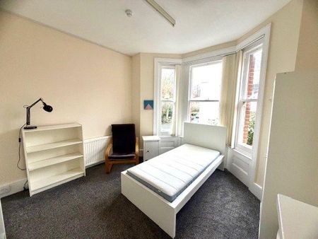 1 bedroom in a house share to rent - Photo 2