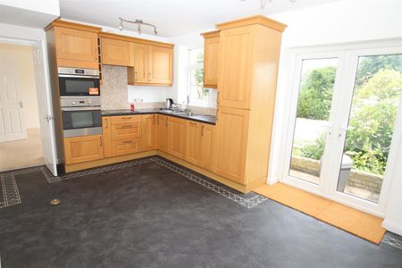 3 bedroom Semi-Detached House to let - Photo 2