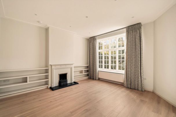 An impressive house arranged over three floors, offering approximately 2,242 sq ft of well-balanced living space, ideally located on a quiet residential street in Chelsea - Photo 1