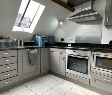 2 bedroom coach house to rent - Photo 1