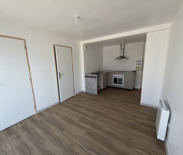 Location Appartement 2 pièces 42m² MESLAY DU MAINE 53170 - Photo 2