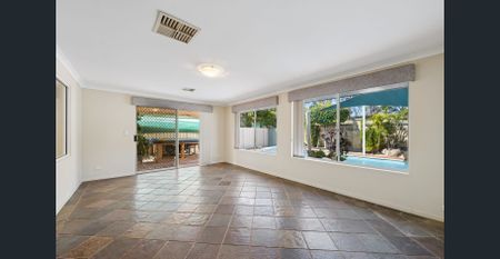 MASSIVE FAMILY HOME THAT TICKS ALL BOXES!! - Photo 4