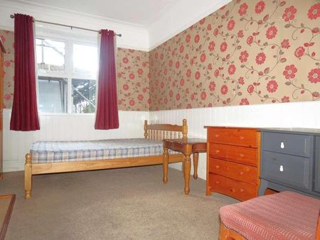 Bedroom Detached House In Ensbury, BH10 - Photo 4