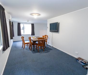 Prime Location! Spacious 4-Bed Flat with Parking - Photo 3