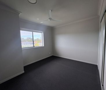 FRESHLY PAINTED & BRAND-NEW CARPETS - Simple and Modern Townhouse L... - Photo 4