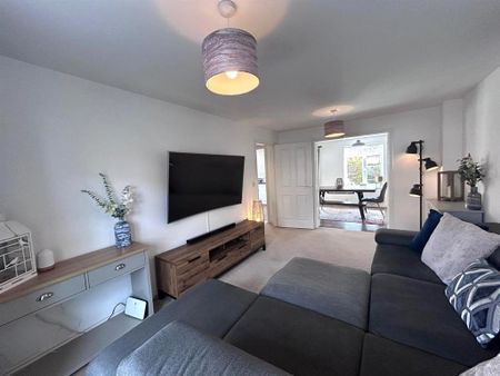 4 bedroom detached house to rent - Photo 2