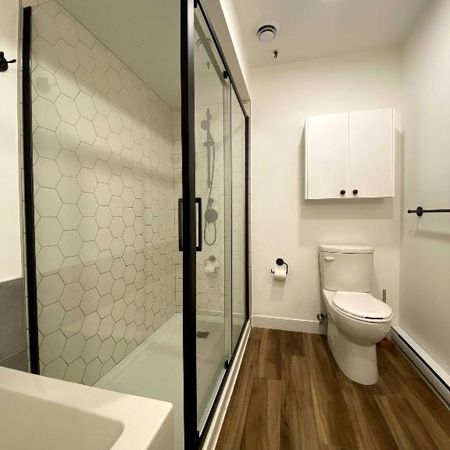 3 1/2 TOUT INCLUS - SEMI MEUBLÉ - DISPO MAINTENANT - Photo 3