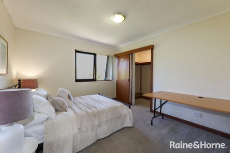 Fully Furnished, Spacious & Private Townhouse in a Quiet Street - Perfect for Families or Students! - Photo 4