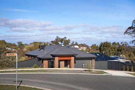 **APPLICATION PENDING** Stylish family living just 2.5km from town centre - Photo 4