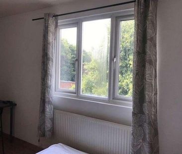 Attic Room In Shared House, DE1 - Photo 2