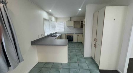 Lovely Modern 3 Bedroom Home available close to Southmall - Photo 3