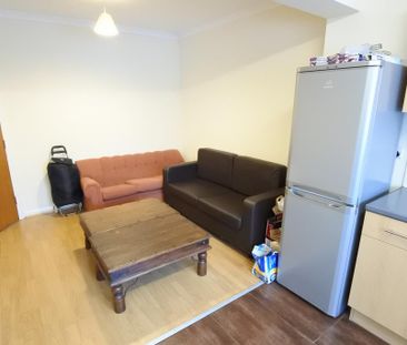1 bedroom in a house share to rent - Photo 3