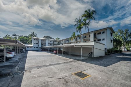 BEACHSIDE LIVING! FUNCTIONAL, GROUND FLOOR UNIT – STEPS TO THE SHOPS & BEACH! - Photo 2