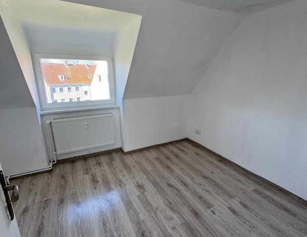 Moderne 2-Zimmer-Dachgeschosswohnung mit kernsaniertem Bad – Sofort frei! - Foto 1