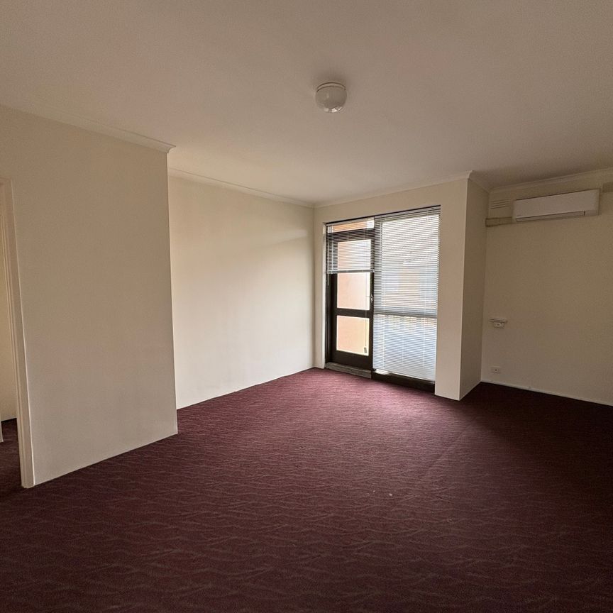 UPSTAIRS TWO BEDROOM APARTMENT! - Photo 1