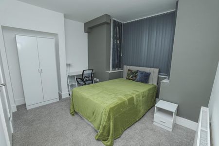 4 bedroom House To Let - Photo 5