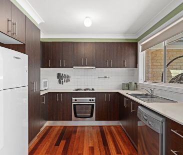 Fully Furnished Townhouse in Convenient Location - Strictly 6 month... - Photo 4