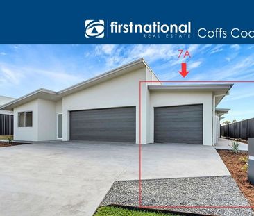 Walk to the beautiful Lakes Estate - Photo 2